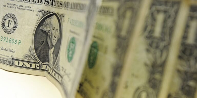Dólar cai para R$ 5,24, e bolsa sobe 3,24% após fala de Trump