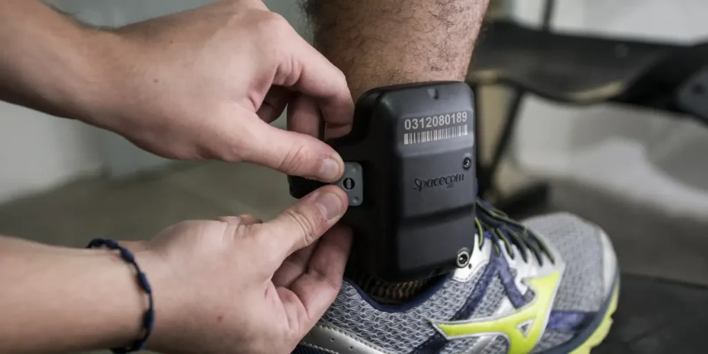 Senado aprova uso imediato de tornozeleira por agressor de mulher