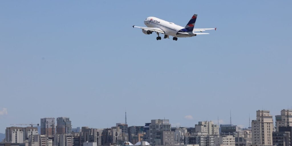 Cade investiga possível alinhamento de preços entre Latam e Gol