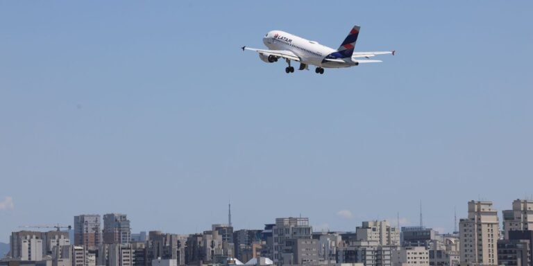 Cade investiga possível alinhamento de preços entre Latam e Gol