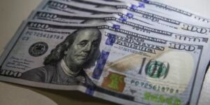Dólar volta a R$ 5, e bolsa cai com tensão no Oriente Médio