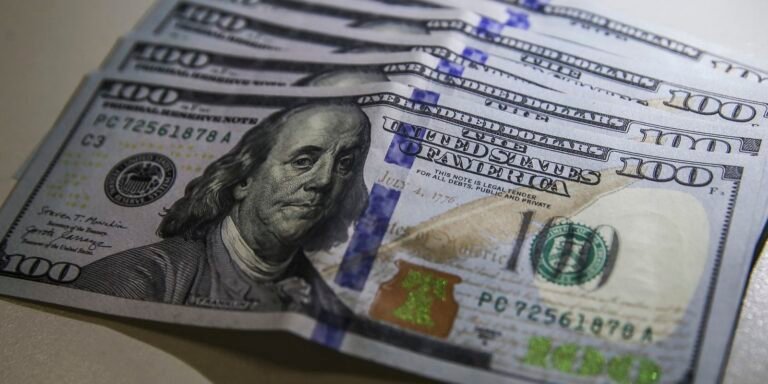 Dólar volta a R$ 5, e bolsa cai com tensão no Oriente Médio