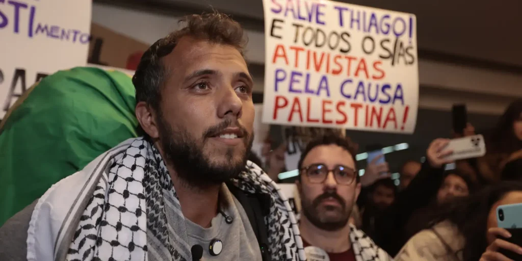 Ativista brasileiro é deportado da Argentina por ordem de Milei