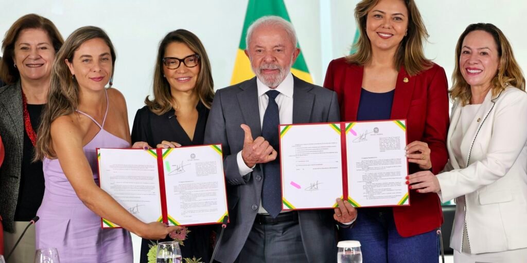 Lula sanciona leis para fortalecer combate à violência contra mulheres