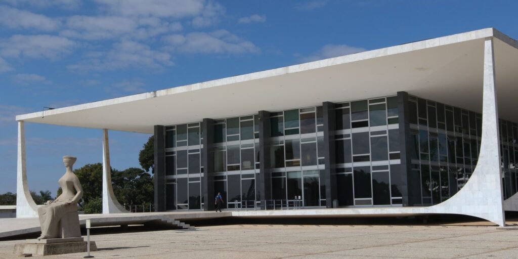 Defesa pede autorização do STF para que Bolsonaro possa operar ombro