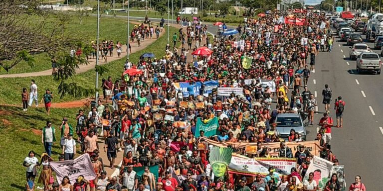 Indígenas de todo o Brasil ocupam a Esplanada dos Ministérios