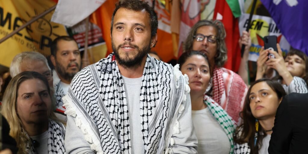 Ativista Thiago Ávila volta ao país após prisão em Israel