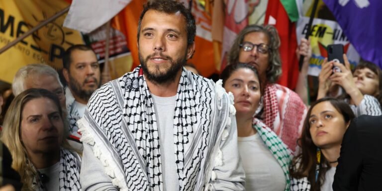 Ativista Thiago Ávila volta ao país após prisão em Israel