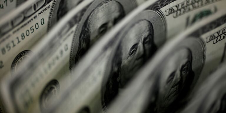 Dólar cai a R$ 4,91 e fecha no menor valor em 27 meses