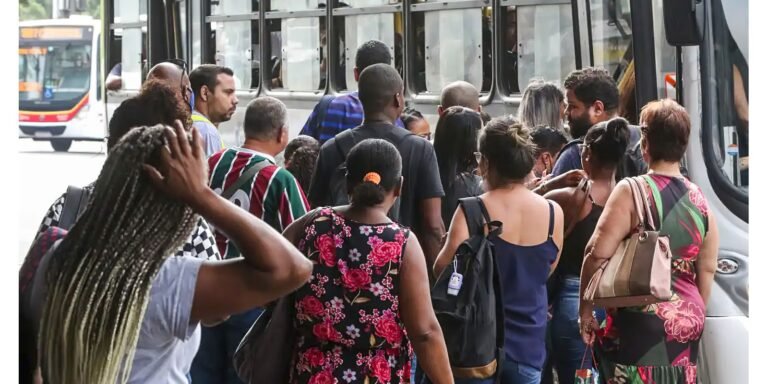 Número de pessoas em busca de emprego há mais de dois anos cai 21,7%