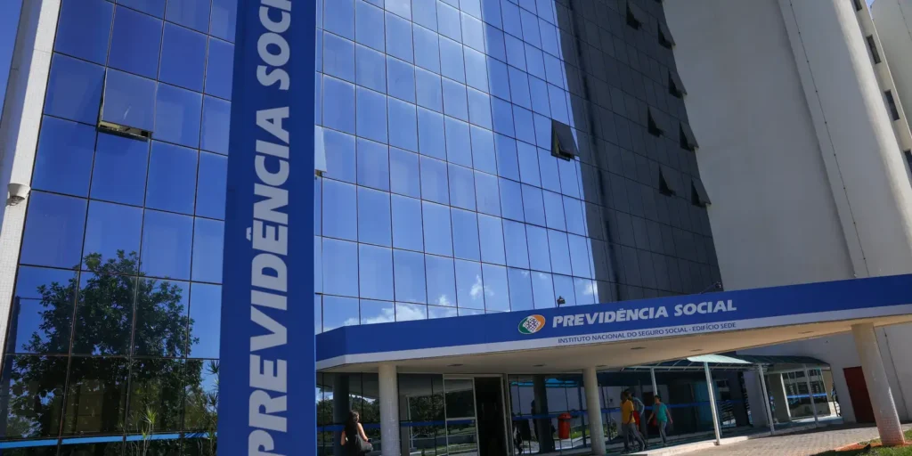 Fila do INSS cai ao menor nível em 21 meses, com 1,8 milhão de pedidos