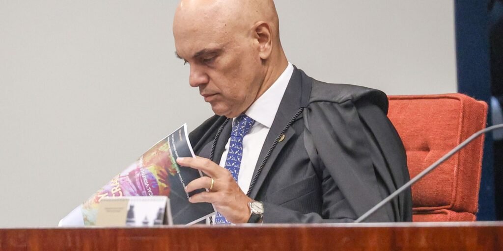 Moraes dá 24 horas para Bolsonaro explicar arma apreendida em blitz