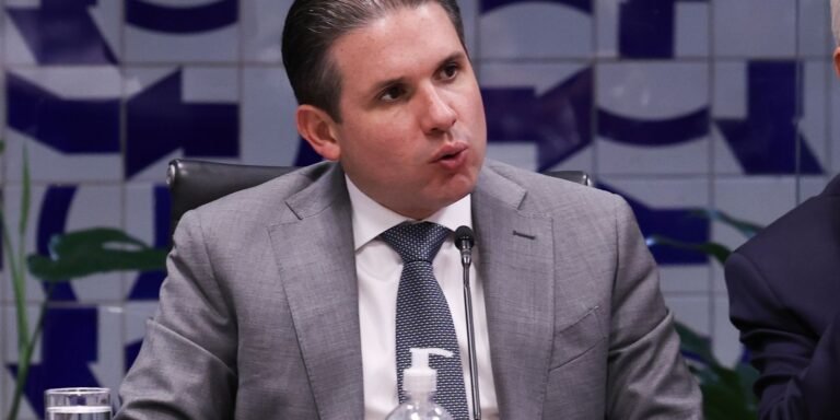 Motta convoca reunião de líderes para votar PL do fim da escala 6×1