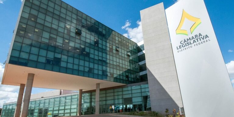 Deputados Distritais do DF extinguem jornada 6×1 de terceirizados