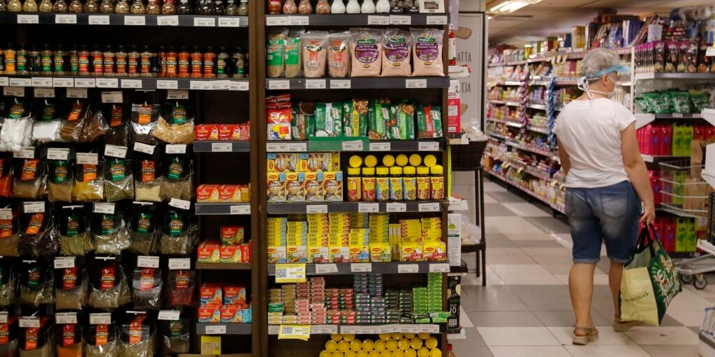 Fabricação de produto alimentício gerou mais emprego em 2024, diz IBGE