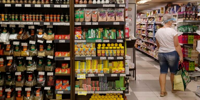 Fabricação de produto alimentício gerou mais emprego em 2024, diz IBGE