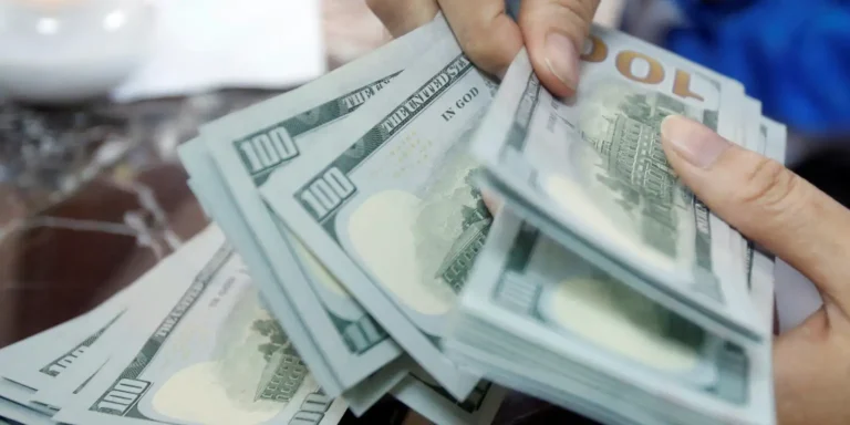 Dólar sobe a R$ 5,20 e volta a atingir maior valor em três meses