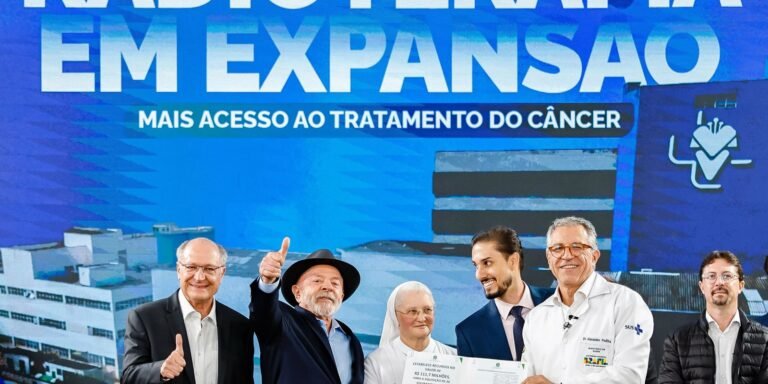 Lula entrega aparelhos de radioterapia em São Paulo