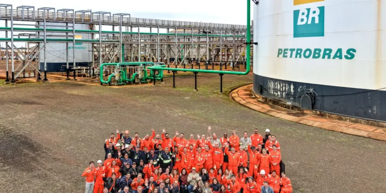 Lula assina contratos para retomar obra em fábrica de fertilizantes
