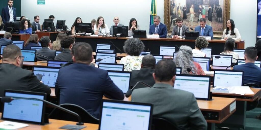 Deputados votam redução da maioridade penal em comissão  