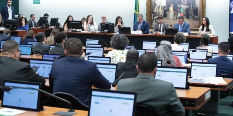 Deputados votam redução da maioridade penal em comissão  