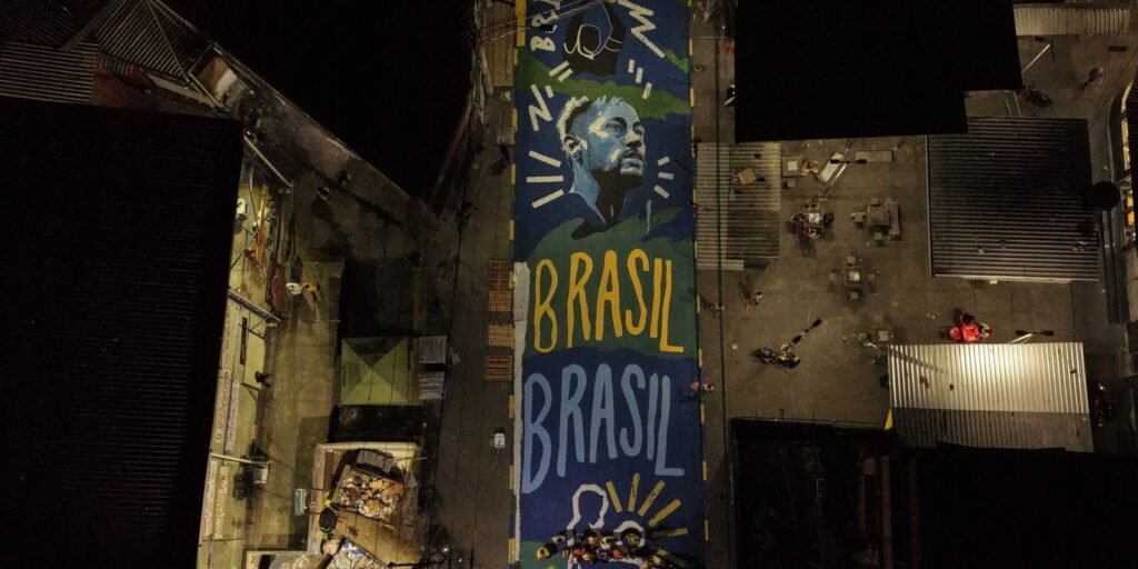Pintura ressignifica rua marcada por operação letal no Rio de Janeiro