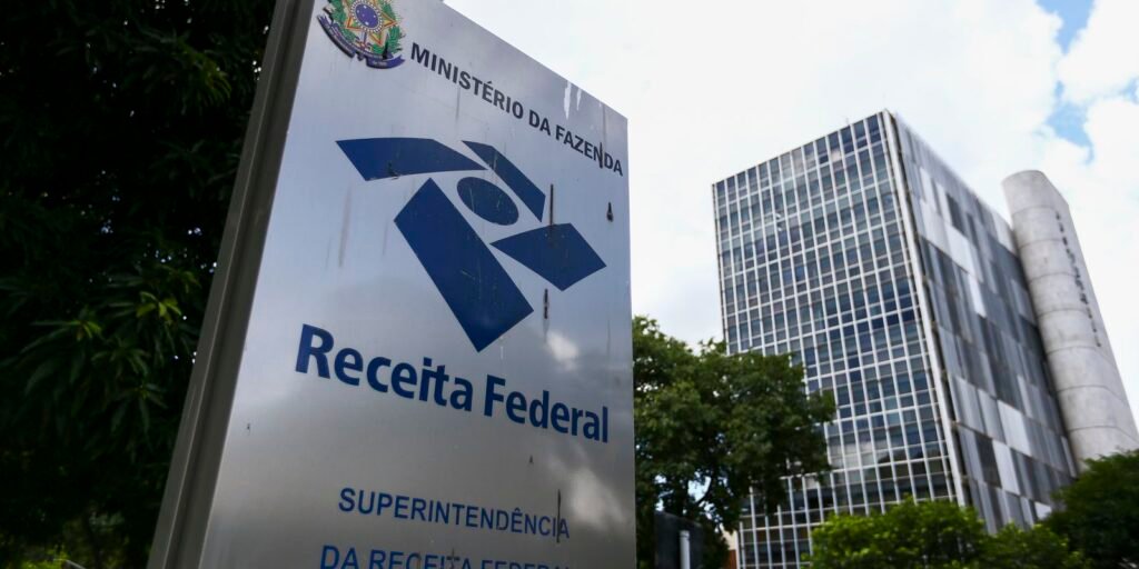 Receita paga nesta terça maior lote de restituição do IR da história