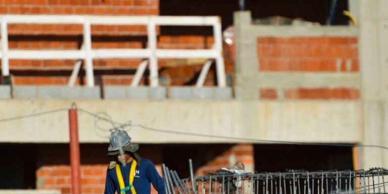 Construção empregou 2,5 milhões e pagou média de 2,1 salários mínimos