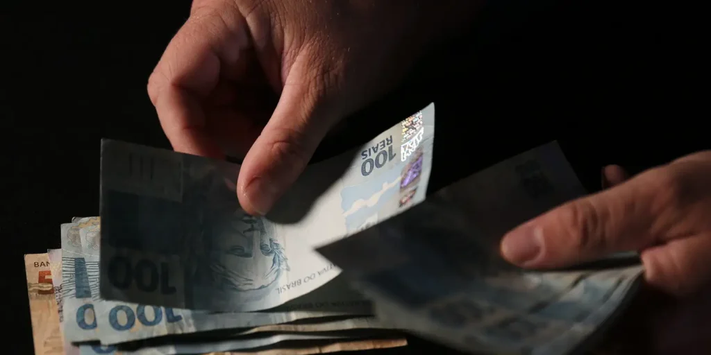 Brasileiros sacaram em abril R$ 482,8 milhões esquecidos em bancos