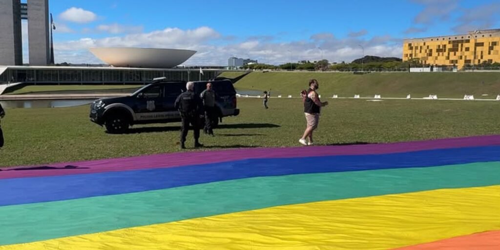 Polícia legislativa proíbe bandeira LGBTQIA+ em gramado do Congresso