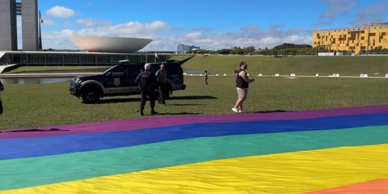 Polícia legislativa proíbe bandeira LGBTQIA+ em gramado do Congresso