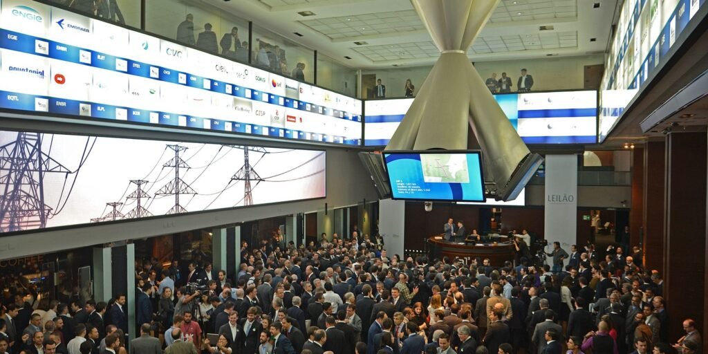 Ibovespa volta aos 174 mil pontos com aposta na Selic, e dólar cai