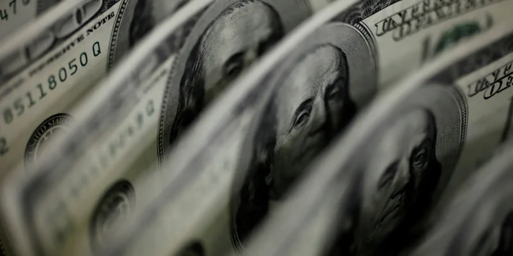 Dólar sobe para R$ 5,11, e bolsa fica estável, apesar de tensão global