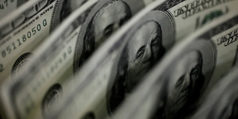 Dólar sobe para R$ 5,11, e bolsa fica estável, apesar de tensão global