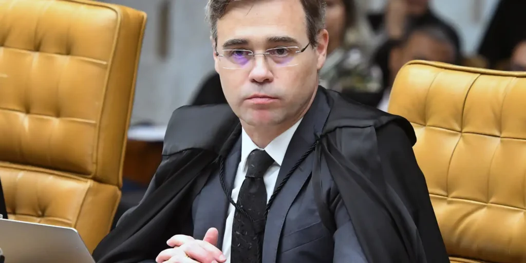 Mendonça autoriza PF a investigar repasses para filme sobre Bolsonaro