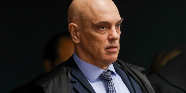 Moraes volta a pedir que PGR se manifeste sobre arma de Bolsonaro