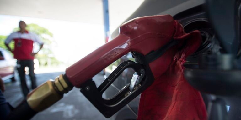 Com nova alta mundial do petróleo, governo mantém desconto na gasolina