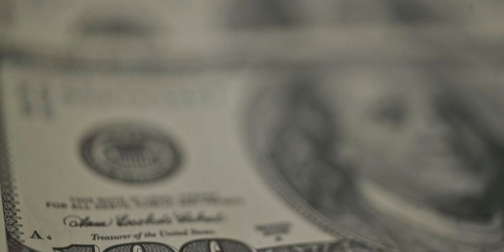 Dólar recua, bolsa cai e petróleo dispara com tensão no Oriente Médio