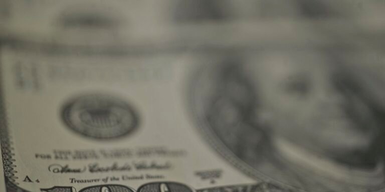 Dólar recua, bolsa cai e petróleo dispara com tensão no Oriente Médio