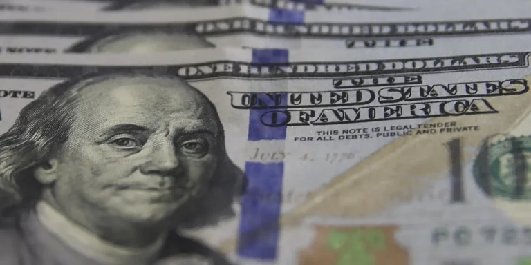 Dólar cai ao menor valor desde junho com alta do petróleo