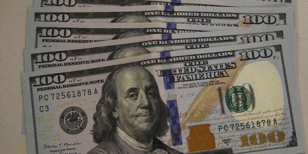 Dólar cai para R$ 5,08, e bolsa recua pela quarta vez consecutiva