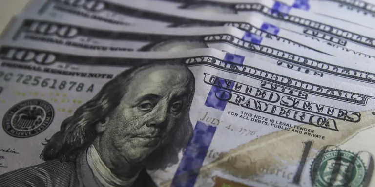 Dólar cai para R$ 5,10, após juros serem mantidos nos EUA