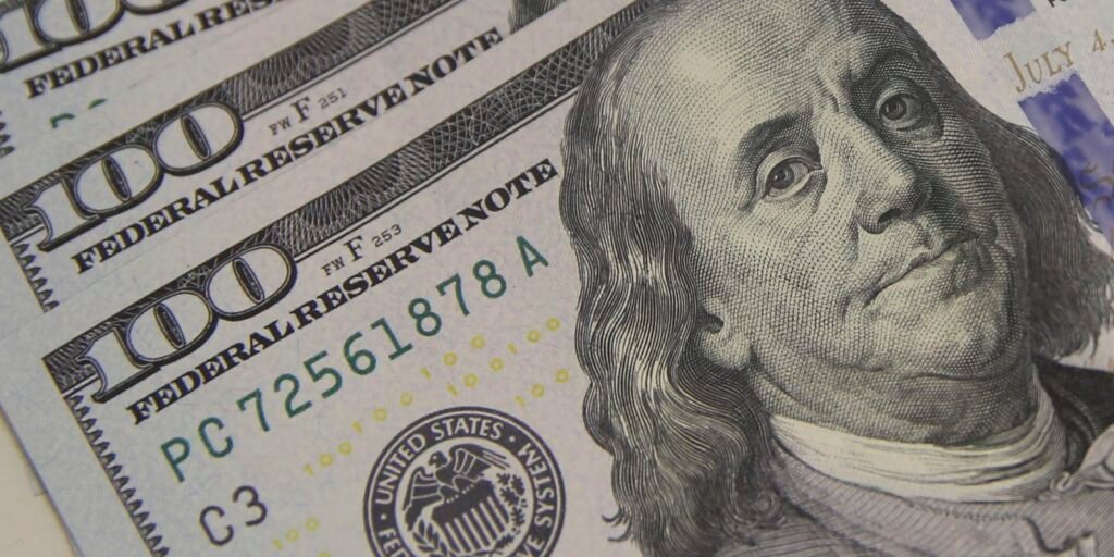 Dólar encosta em R$ 5,10 com tarifaço e tensão global