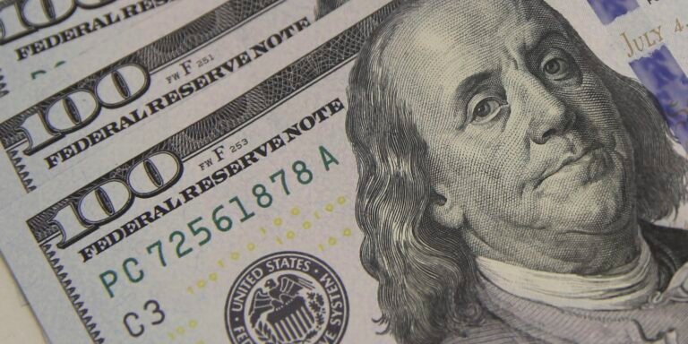Dólar encosta em R$ 5,10 com tarifaço e tensão global