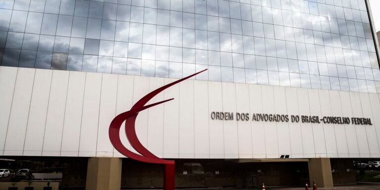 OAB pede que STF autorize comunicação entre Flávio e Jair Bolsonaro