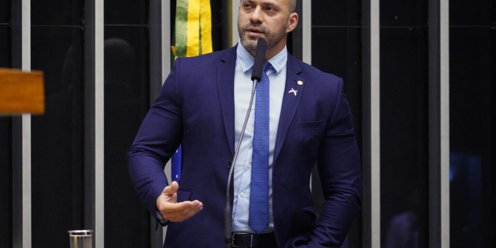 Moraes dá 48h para Daniel Silveira explicar publicação de vídeo no X