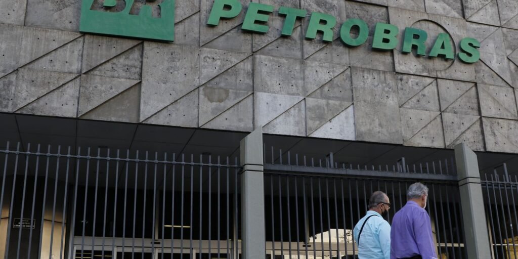 Com alívio da guerra, Petrobras reduz preço do querosene de aviação