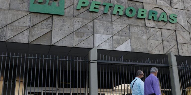 Com alívio da guerra, Petrobras reduz preço do querosene de aviação