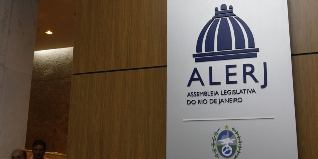 Deputados do RJ aprovam tornozeleira rosa para agressores de mulheres
