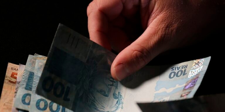 Trabalhadores nascidos em setembro e outubro recebem abono salarial